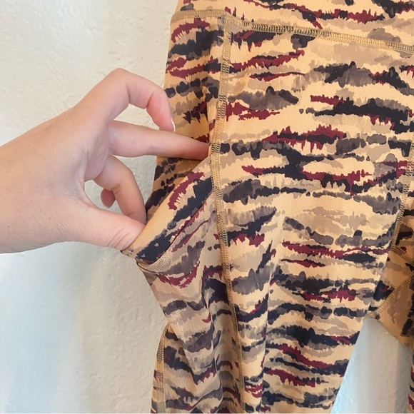 Fabletics powehold Brown and Black Patterned Leggings with pockets - Picture 4 of 7
